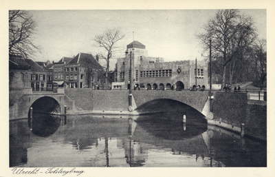 2284 Gezicht op de Tolsteegbrug over de Stadsbuitengracht te Utrecht; links de Bijlhouwerbrug en op de achtergrond ...